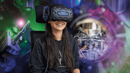 Eine lächelnde junge Frau trägt eine VR-Brille.