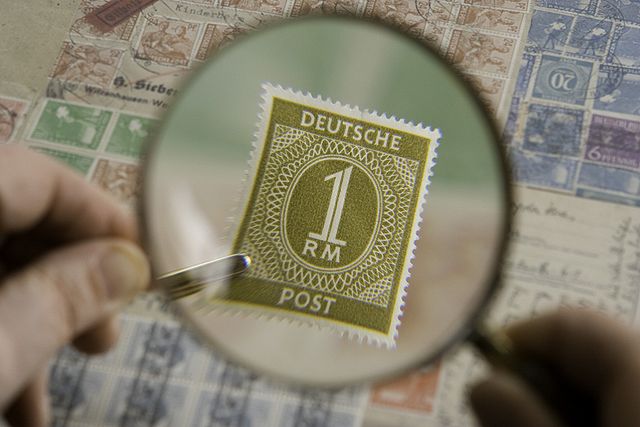 Beispielbild: Blick durch eine Lupe auf eine Briefmarke