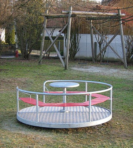 Foto eines Sitzkarussells auf einem Spielplatz
