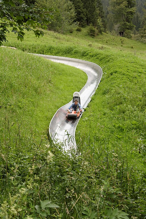 Ein Schlitten auf einer Sommerrodelbahn