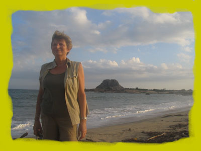 Korrespondentin Bunzel am Strand vom Yala Nationalpark
