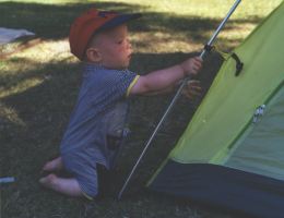 ... und dann versuchte er, das Zelt zum Trampolin zu machen ...